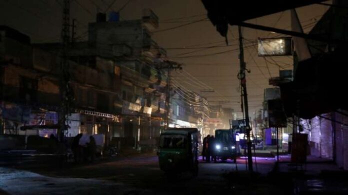 Massive blackout due to a fault in the power distribution system in Pakistan