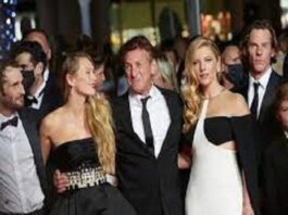 Sean Penn receives a four-minute standing ovation at the premiere of "Flag Day."