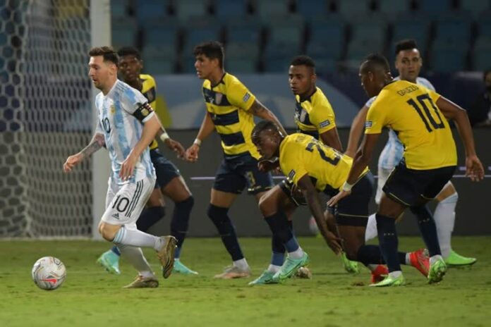 Argentina defeats Ecuador to go to the Copa America semifinals, led by Messi and Martinez