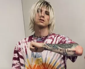 Machine Gun Kelly's 'Papercuts' video debuts a shocking new look 2 Machine Gun Kelly's 'Papercuts' video debuts a shocking new look
