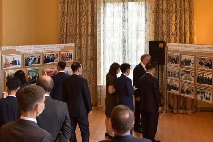 NK officials attend the Russian Embassy's exhibition and resume in-person diplomacy NK officials attend the Russian Embassy's exhibition and resume in-person diplomacy