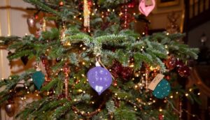 7 Safe Ways to Celebrate Christmas in 2021 During Covid 5 Do Christmas decorations by Self