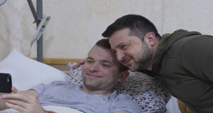 V Z (1) "The Best Gift Will Be...": Zelensky Visits Injured Ukrainian Soldiers in the Hospital