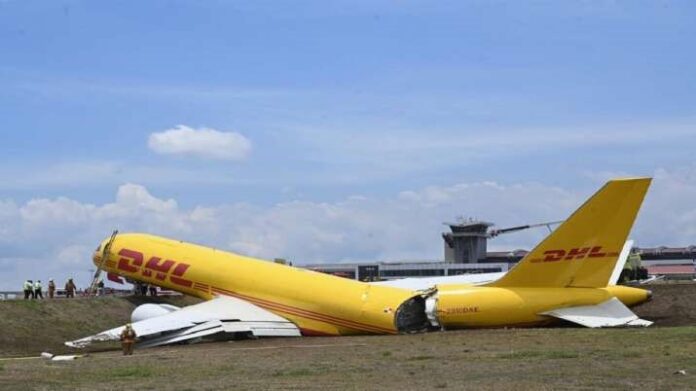 Cargo jet slides off a runway in Costa Rica, breaking into two pieces | Video Cargo jet slides off a runway in Costa Rica, breaking into two pieces | Video