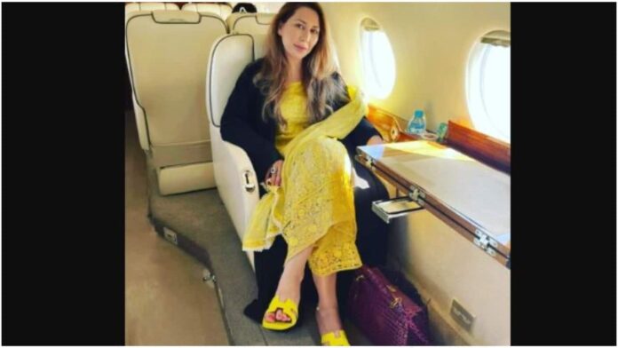 Opposition claims a friend of Imran Khan's wife fled Pakistan with a "$90,000 bag " Opposition claims a friend of Imran Khan's wife fled Pakistan with a "$90,000 bag "