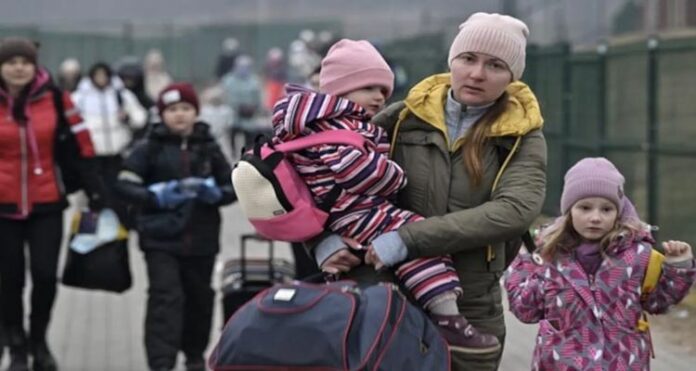 Should I stay, Refugees from Ukraine, safety and home, heartbreaking human drama, Ukraine's borders, Ukraine, Hundreds of thousands of refugees, Russian air strikes