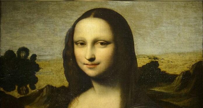 A man dressed, an elderly woman smears, Mona Lisa portrait, portrait with cake, old woman, Leonardo da Vinci, Lourve Museum in Paris,