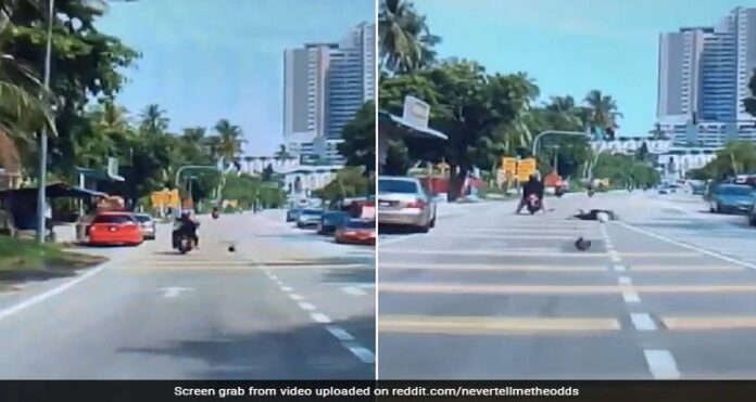 BB (1) basket falls, falls on a woman, two-wheeler, The incident occurred, Malaysia, Jalan Teluk Kumbar