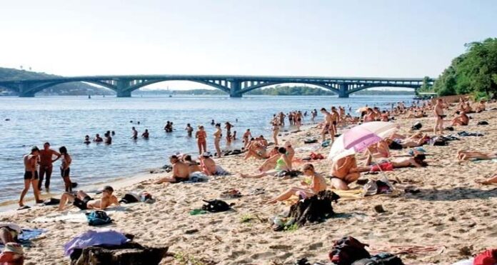 beach (1) Ukrainians, Kyiv beaches, threat of war looms, Ivan Sukhanov