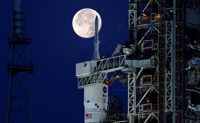 A storm is forecast, posing a new threat to NASA's moon rocket launch A storm is forecast, posing a new threat to NASA's moon rocket launch
