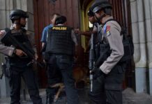 outside the Indonesian Presidential Palace, a gun-wielding woman was detained outside the Indonesian Presidential Palace, a gun-wielding woman was detained