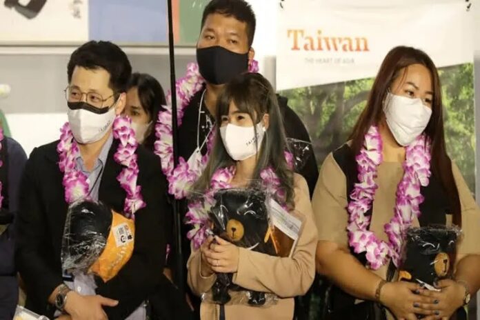 Visitors swarm to Taiwan as COVID entrance rules are relaxe Visitors swarm to Taiwan as COVID entrance rules are relaxe