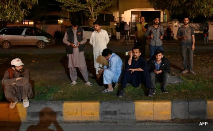 Earthquake in Pakistan: 9 people died as a result of it, which also shook northern India: report Earthquake in Pakistan: 9 people died as a result of it, which also shook northern India: report