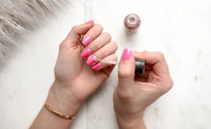 After years of using gel nail polish, a woman can ''Barely Move Her Hands'' After years of using gel nail polish, a woman can ''Barely Move Her Hands''