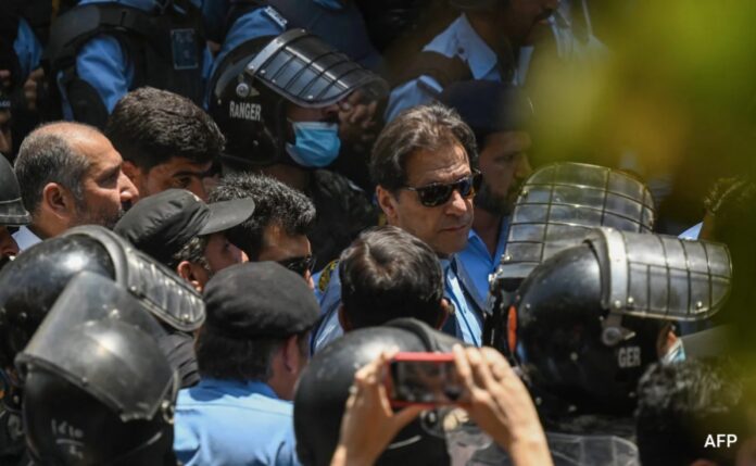 Imran Khan criticises a Pakistani Army officer, saying "You Were Not Even Born When..." Imran Khan criticises a Pakistani Army officer, saying "You Were Not Even Born When..."